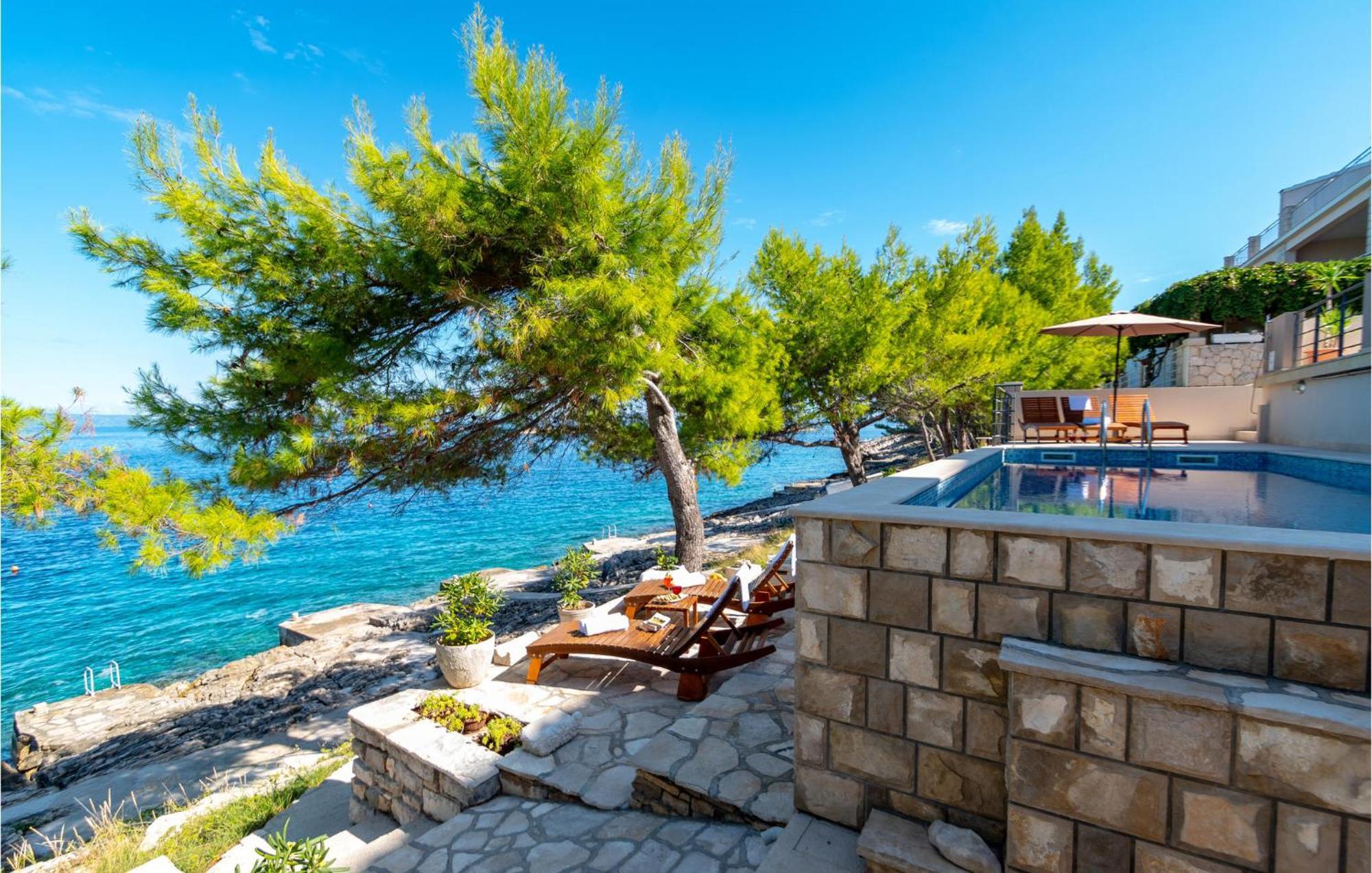 3 Bedroom Amazing Home In Prigradica Exterior photo