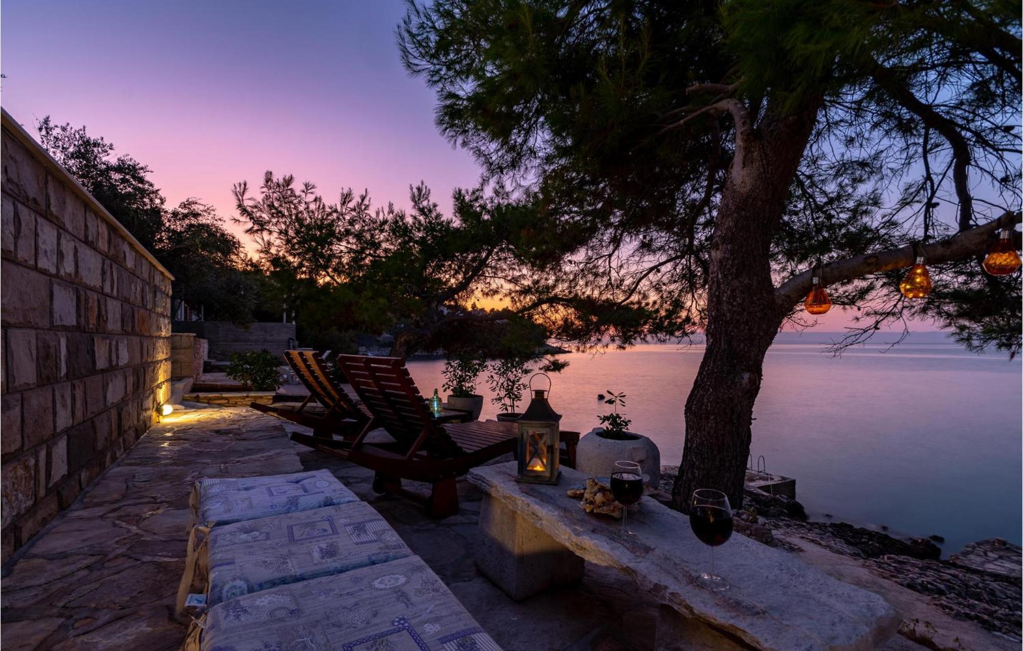 3 Bedroom Amazing Home In Prigradica Exterior photo