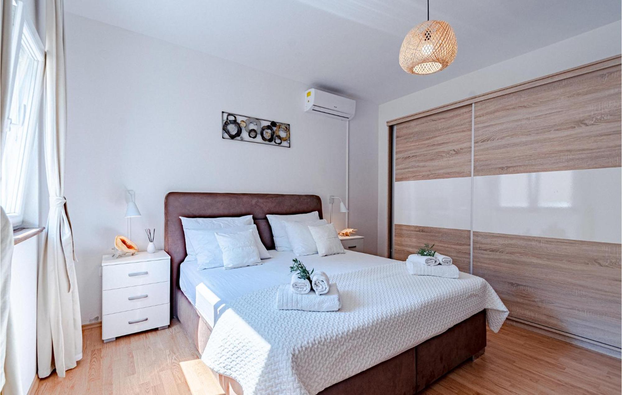 3 Bedroom Amazing Home In Prigradica Exterior photo