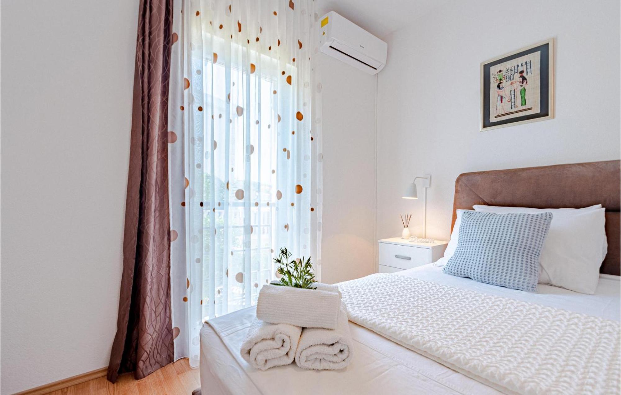 3 Bedroom Amazing Home In Prigradica Exterior photo