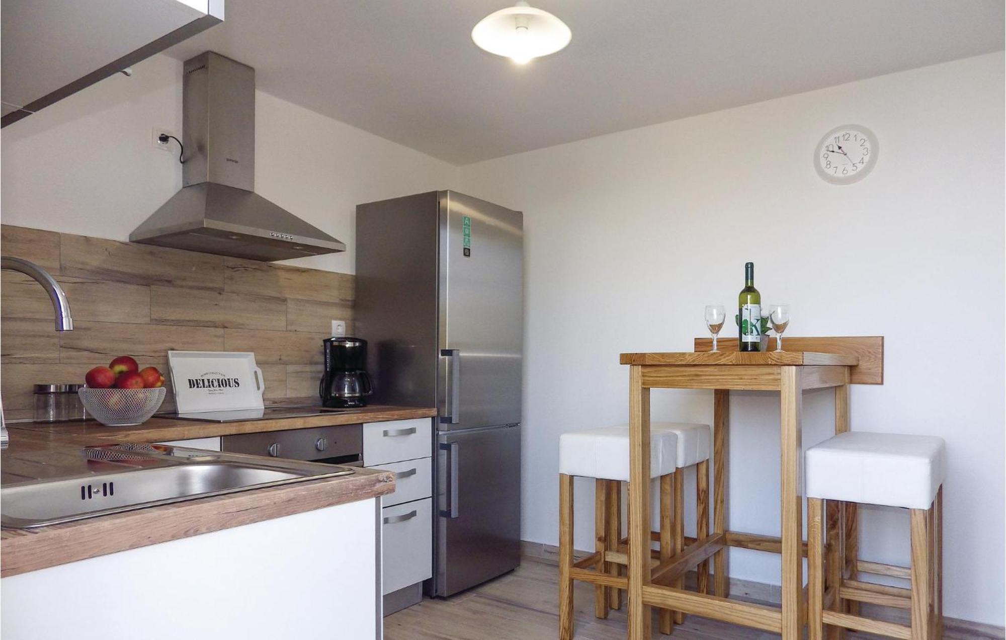 3 Bedroom Amazing Home In Prigradica Exterior photo